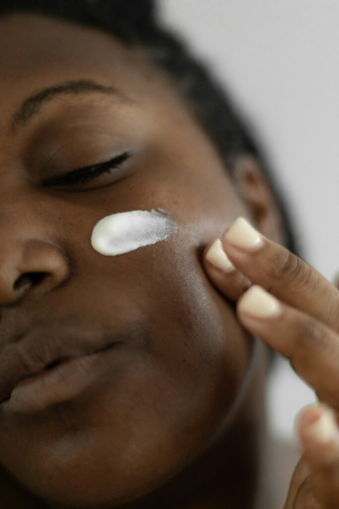 Mujer aplicándose crema facial