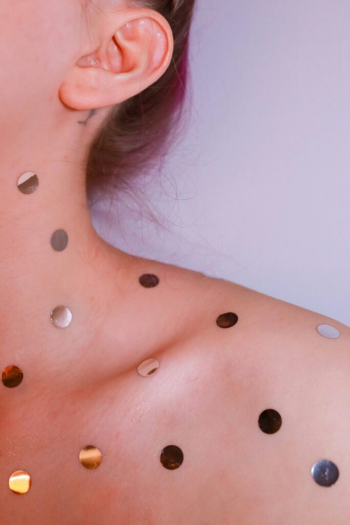 Mujer con pendientes en el lóbulo