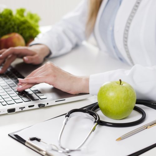 concepto-de-dieta-con-cientifica-y-comida-sana